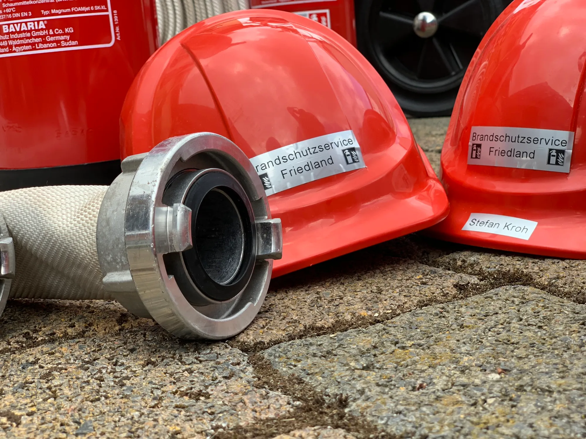 Brandschutzhelme und Feuerwehrschlauch